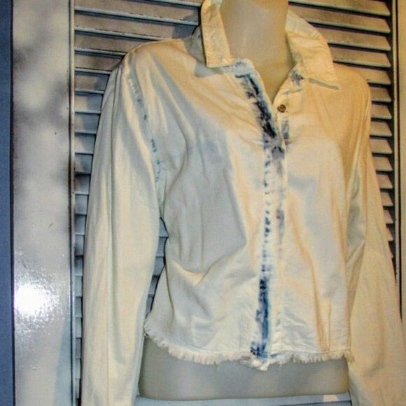 Free Heart XS Distressed Cropped Button - Picture 2 of 9